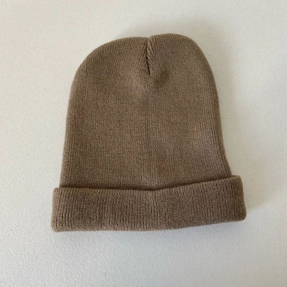 EUC Women’s beige tan knit 100% acrylic stretchy beanie winter‎ hat warm snow