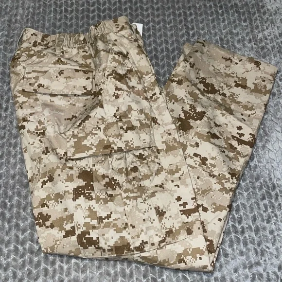 NWT Trousers, Desert‎ MARPAT Camouflage, MCCUU. Size Medium.