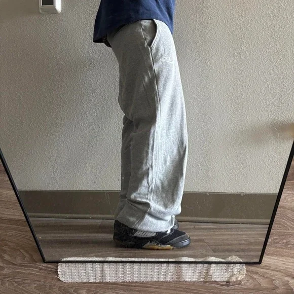 Vintage Y2K/2000s Light Grey Nike Streetwear Essential Sweatpants! Size M