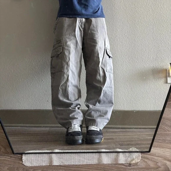 Vintage Y2K/2000s Grey Skater Cargo Pants! 31x27 Measures 31 x 27