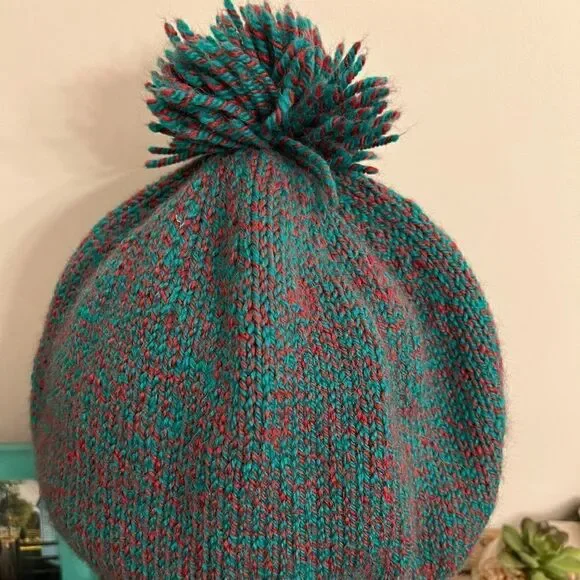 Women’s acrylic winter Pom hat.