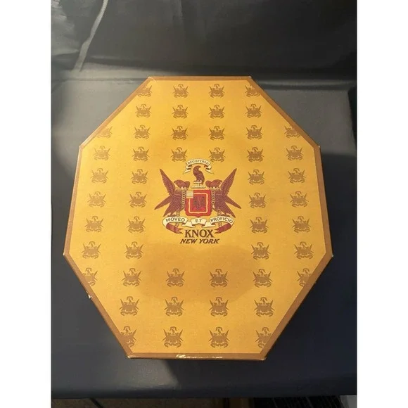 Vintage Knox NY Octagonal Hat Box Gold Crest Moveo et Proficio 1940's/50's AS IS
