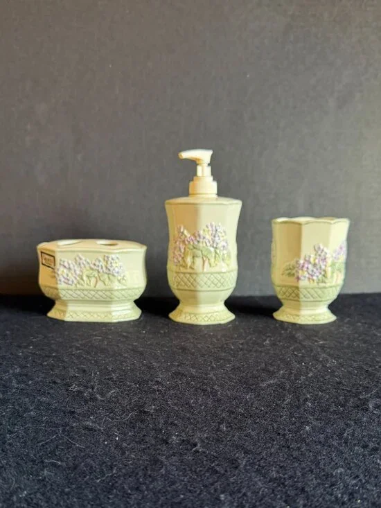 Vintage Ceramic Embossed ‘Lilac’ Bathroom Accessory Set