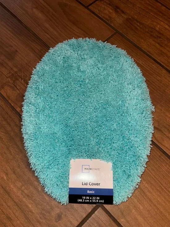 NWT FLUFFY LID cover