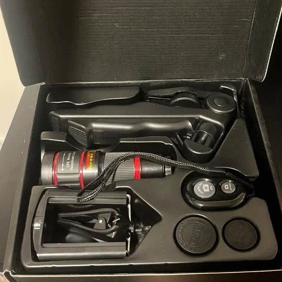 Once used camera lens phone kit . Good quality no damages or scratches .