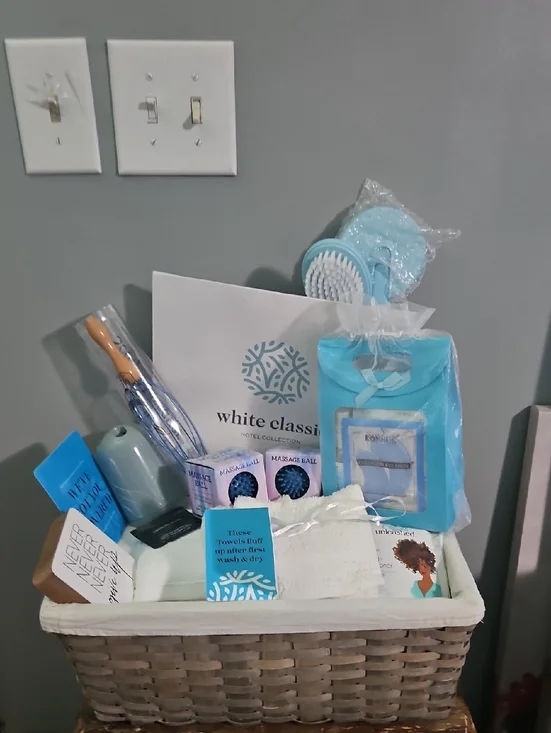 Spa Gift Basket with Luxurious Bath And Bedding Accessories
