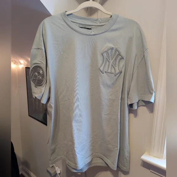 New York Yankees Embroidered Logo  Crew Neck Shirt Sleeve Tee