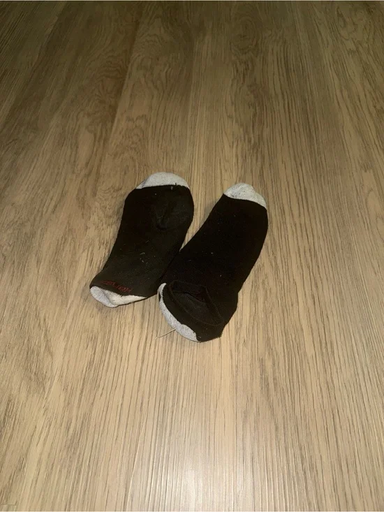 Women’s WORN No-Show Low-Cut Socks in Black and Gray
