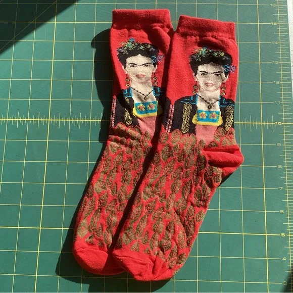NWOT Frida Kahlo Red Crew Socks Leaves Boho Hippie Art To Wear Activewear Gifts
