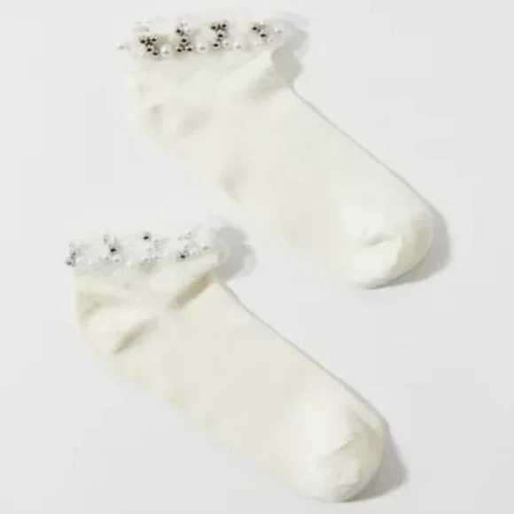 NWT Urban Outfitters Pearl and Ruffle White Ankle Sock