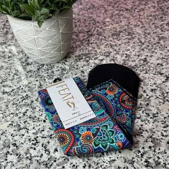 FEAT | Luxury brand of socks NWT Gorgeous Print Size Small