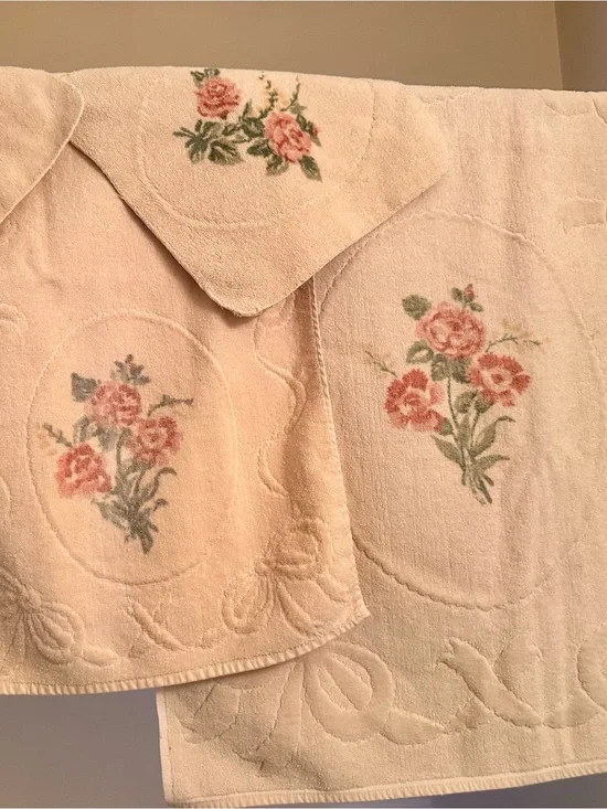 Vintage Canon Cream Royal Family Towel Set Floral Design