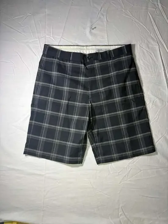 Greg Norman Men's Performance Plaid Golf Shorts Black Gray Size 32