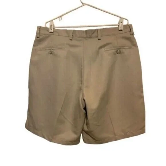 DOCKERS GOLF SIZE 38 BEIGE SHORTS