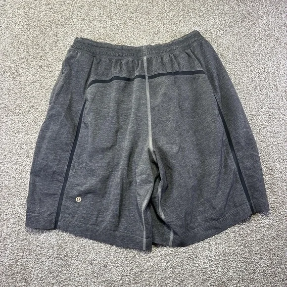 Lululemon Shorts Mens Large Gray Lined‎ Running Training Athletic Gym 9 Inseam