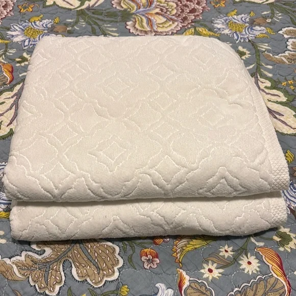 Peacock Alley Elegant White Bath Towel Set of 2 Bath Towels