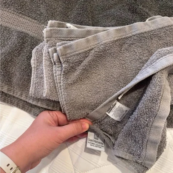 2 grey towels and 4 washcloths