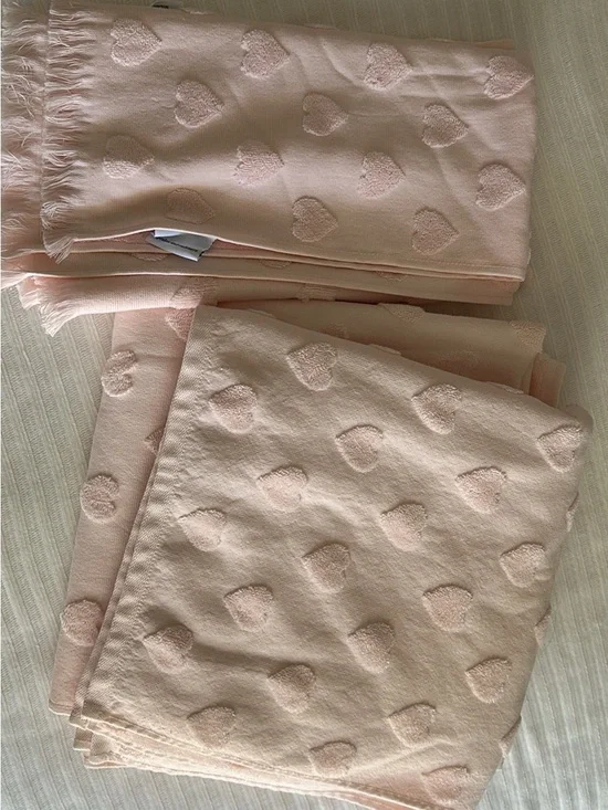 cupcakes & cashmere Blush Pink Heart Jacquard Bath Towels