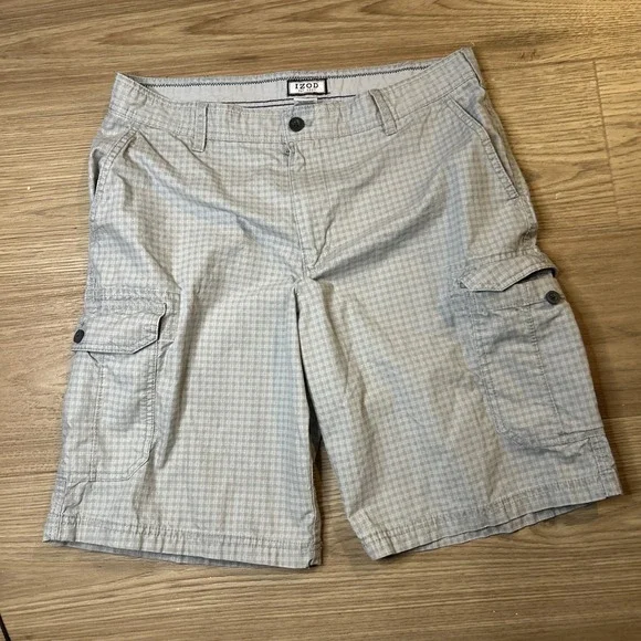 Izod  Men's White And Gray Cargo Shorts Size 34 Made In Bangladesh