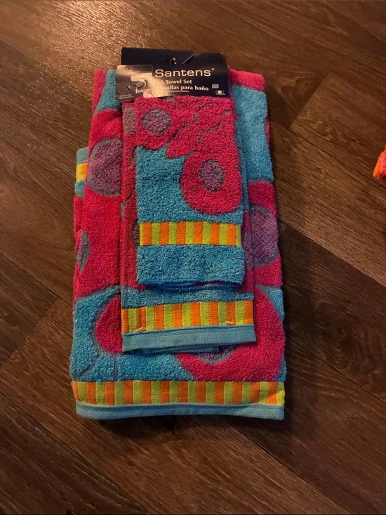Santens Bright Pink & Blue Butterfly Towel Set
