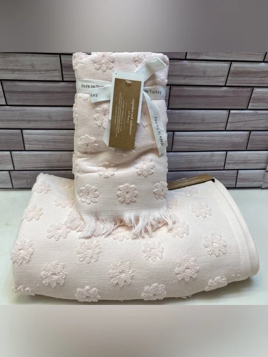 Cupcakes and Cashmere ❤️Baby Pink Flower(2)Hand  &(1) Bath Towel Set NWT
