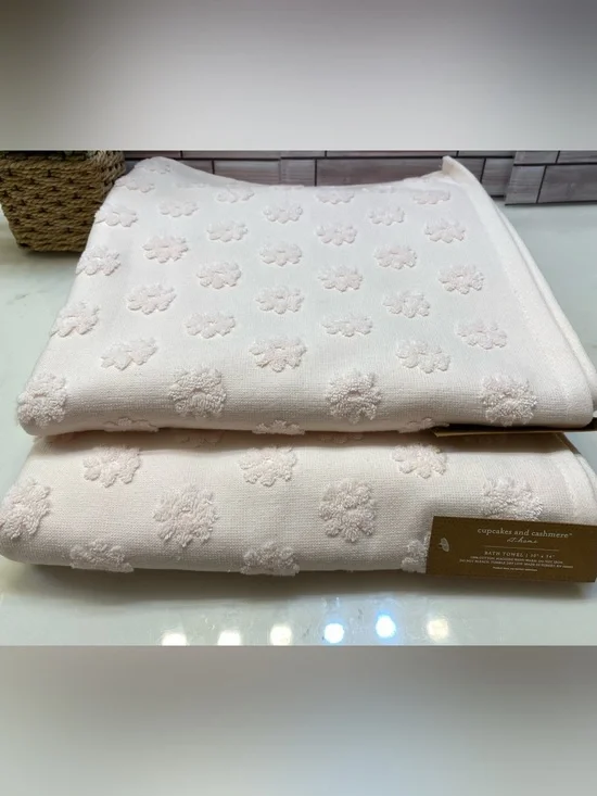 cupcakes and cashmere❤️Cotton  Floral(2) Bath Towels Baby Pink NWT