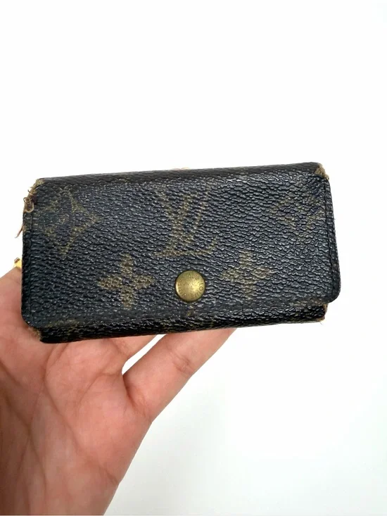 Authentic Louis Vuitton Monogram 4 Key Holder Case