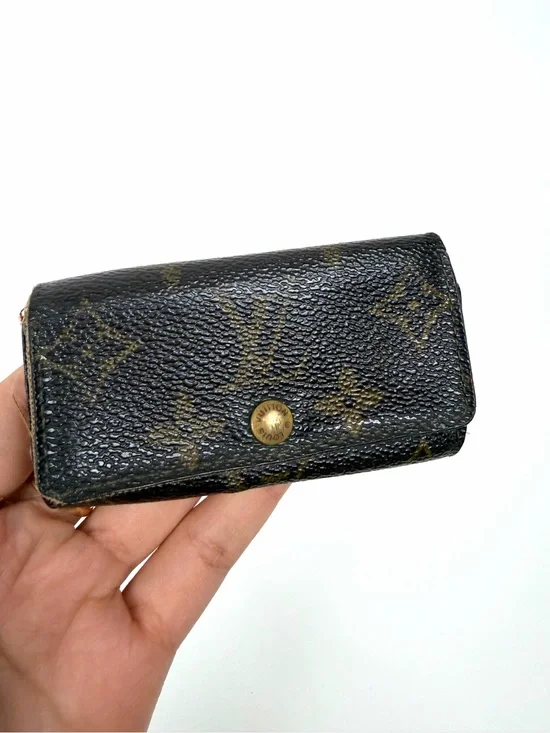 Authentic Louis Vuitton Monogram 4 Key Holder Case