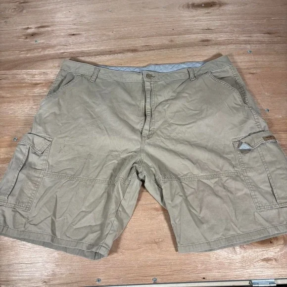 Wrangler Khaki Tan cargo shorts Size 42