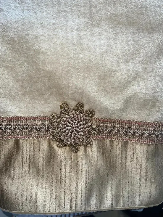 Avanti Braided Cuff Medallion Bath Towel, 25