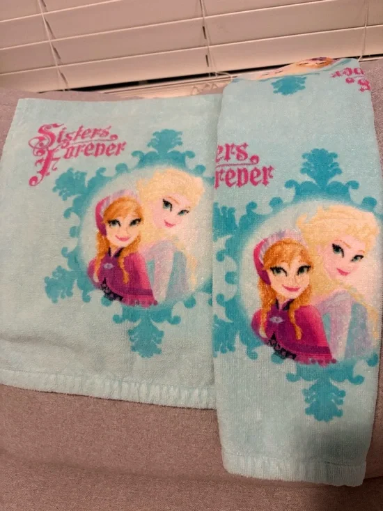 Disney Frozen Aqua and Pink 'Sisters Forever' Anna & Elsa Hand Towels