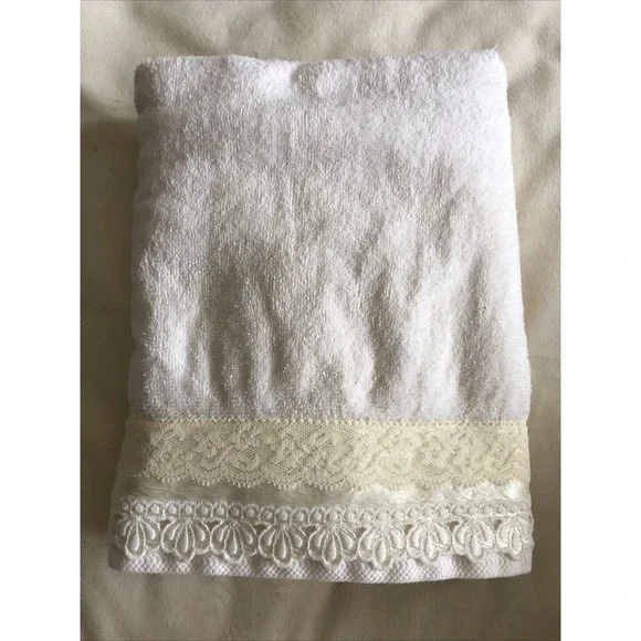 Vintage Decorative  Bath  Towel Ivory Lace Soft Fluffy Granny Cottagecore USA