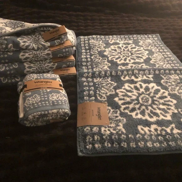 💙 Wrangler Blue & White Floral bath towel set & matching bath rug 💙 7 pieces