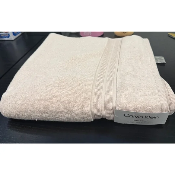 New Calvin Klein 100% Cotton Plush Bath Towel Pale Baby Pink ZeroTwist Absorbant