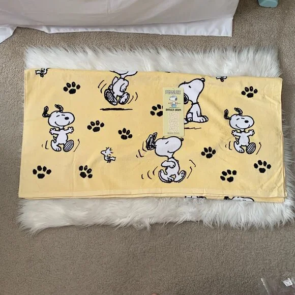 PEANUTS The Life of Snoopy Oversized Beach Towel in Pale Yelllow