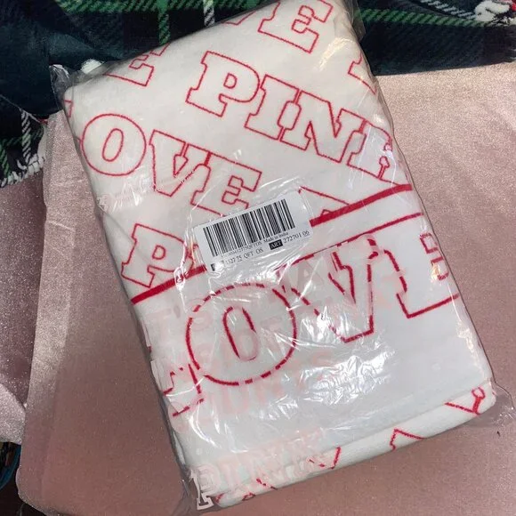 VS PINK logo beach towel white and red, new in package