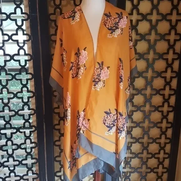 NWT  GOLDEN‎ GRAY TASSEL KIMONO