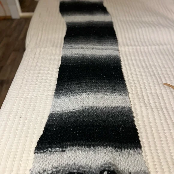 Elegant Black and Gray Knit Scarf‎ small pull see pic