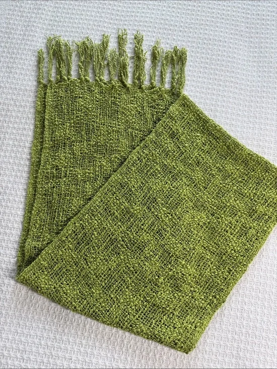 Green woven textured scarf with fringe
