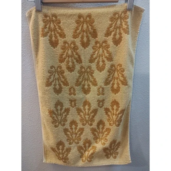 Vintage Fashion Manor Sculpted Hand Towel Yellow Harvest Gold 23