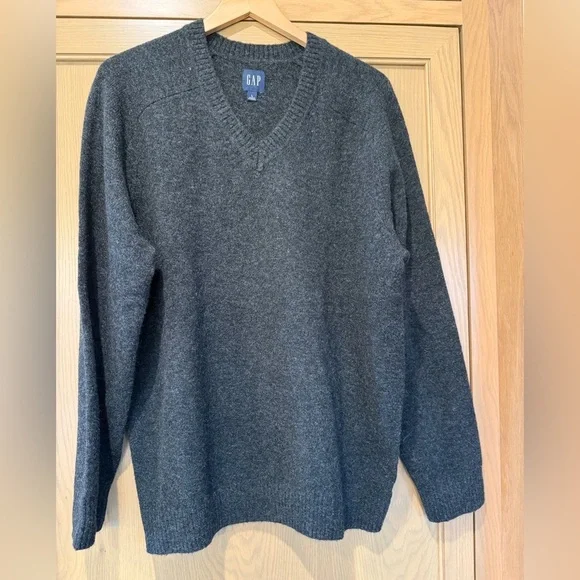 GAP Men's Recycled V-Neck Charcoal Heather Wool-Blend Sweater Fall 2022 / LG
