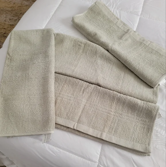 4 Debbie Mumm hand towels cotton green