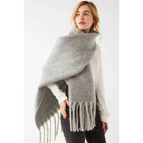 Urban Outfitters Nubby Contrast Fringe Woven Gray‎ Cozy Scarf Wrap 19 x 72