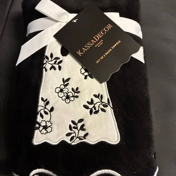 Kassatex Black and White Floral Hand Towels