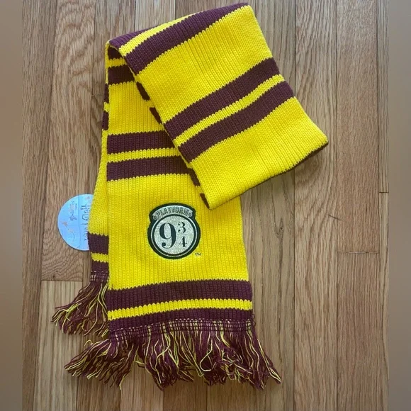 NWT Harry Potter Gryffindor Scarf with Platform 9 3/4 Patch