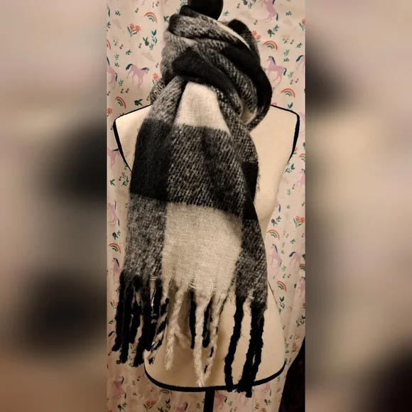 EUC Steve Madden Black & White Plaid Fluffy Winter Casual Preppy Blanket Scarf