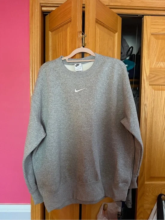 Nike Women’s Gray Crewneck Sweatshirt