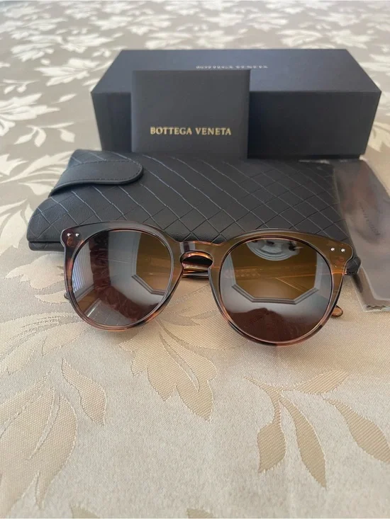 Bottega Veneta Tortoiseshell Round Sunglasses with Brown Gradient Lenses
