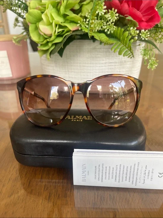 Balmain Women's Tortoiseshell Frame with gold accents, NWOT