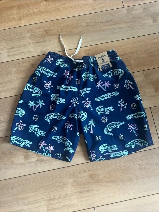 chubbies Navy Swim Trunks with Mint & Pastel Pink Alligator Print 7 inch